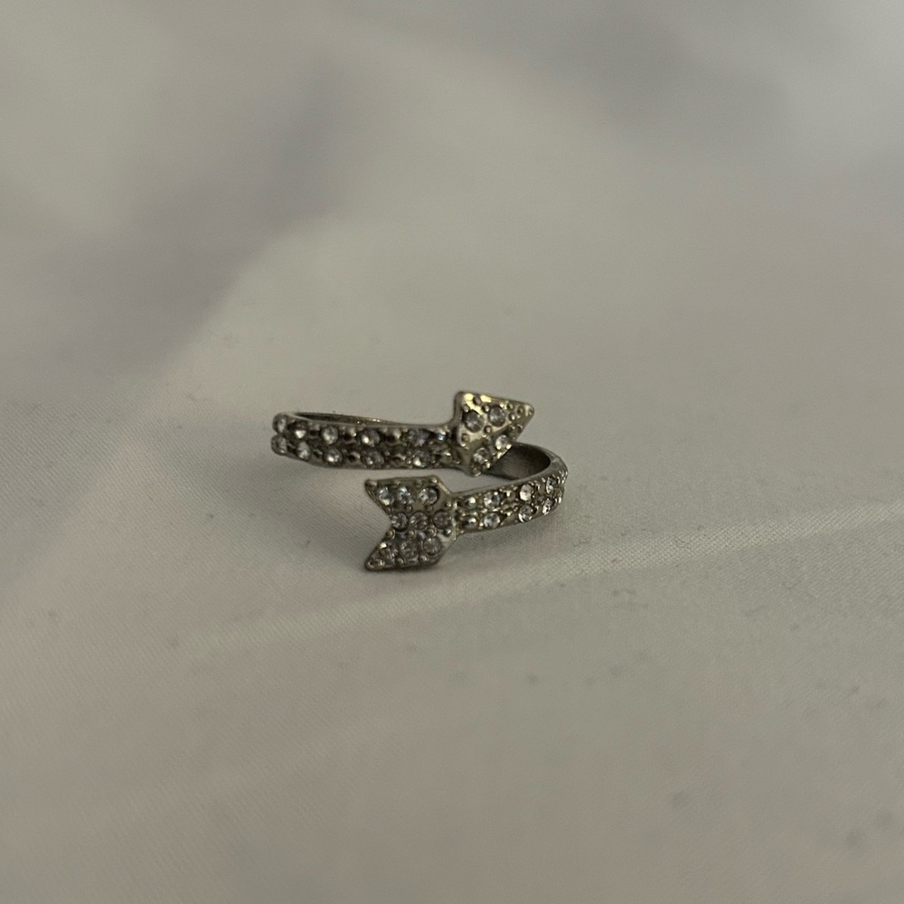 Double arrow ring